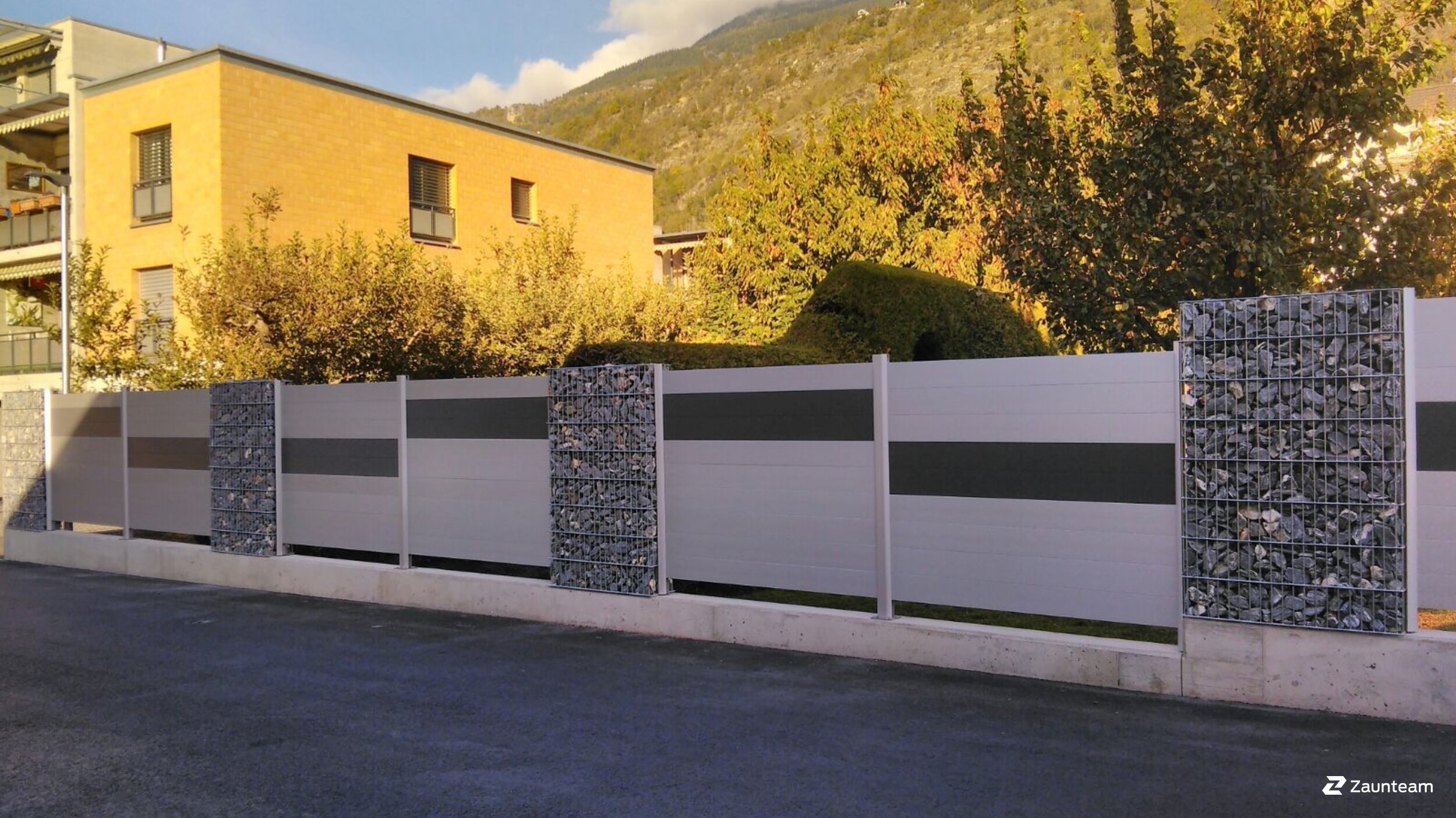 Protection brise-vue en aluminium de 2017 à 3902 Glis Suisse de Zaunteam Wallis / Swissclôture Valais.