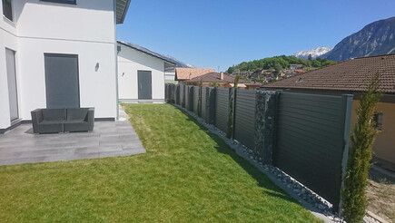 Protection brise-vue en aluminium de 2020 à 3972 Miège Suisse de Zaunteam Wallis / Swissclôture Valais.