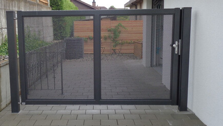 Protection brise-vue en aluminium de 2017 à 4933 Rütschelen Suisse de Zaunteam Mittelland GmbH.
