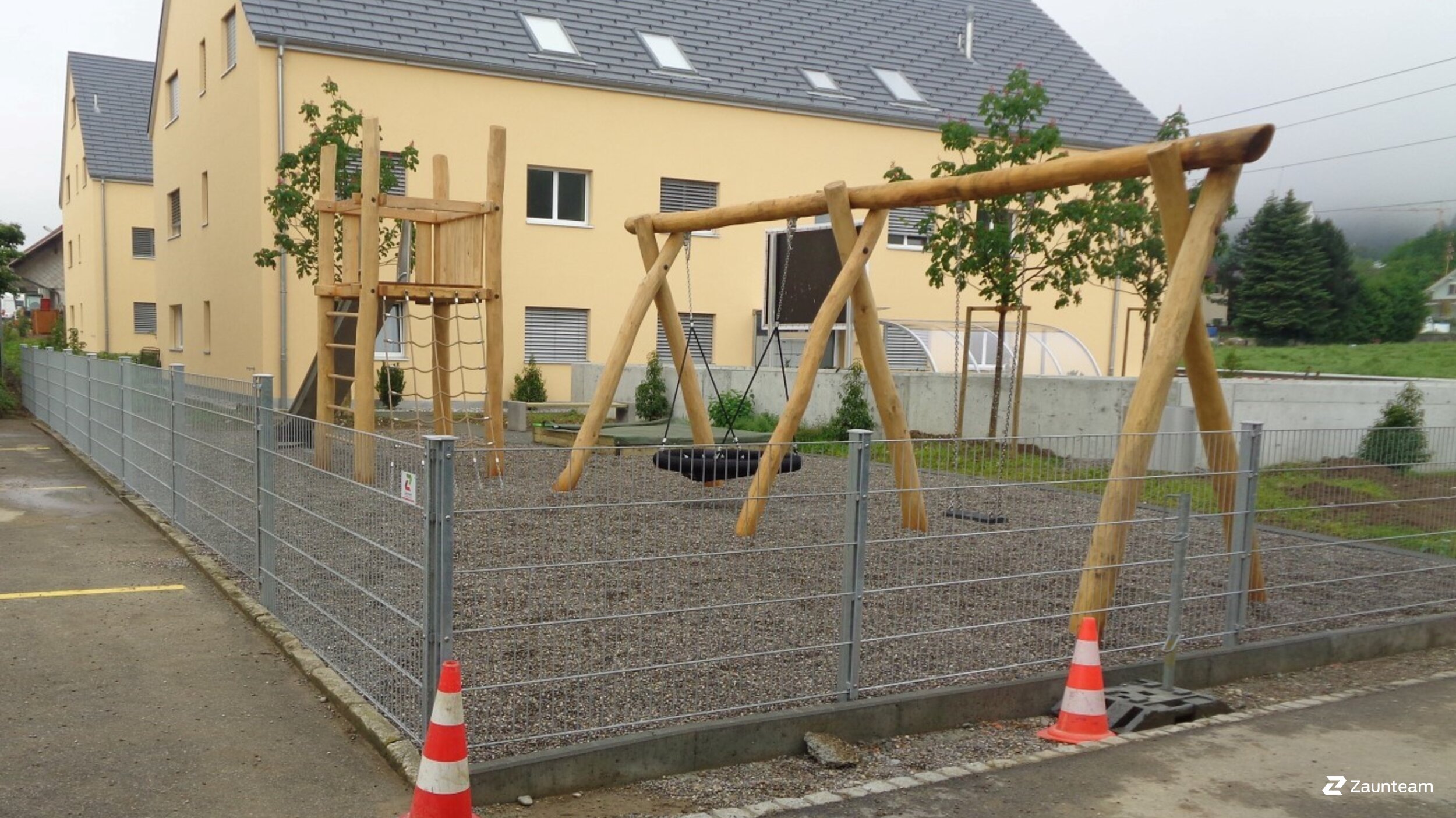 Doppelstabmattenzaun aus dem 2018 in 4538 Oberbipp Schweiz von Zaunteam Mittelland GmbH.