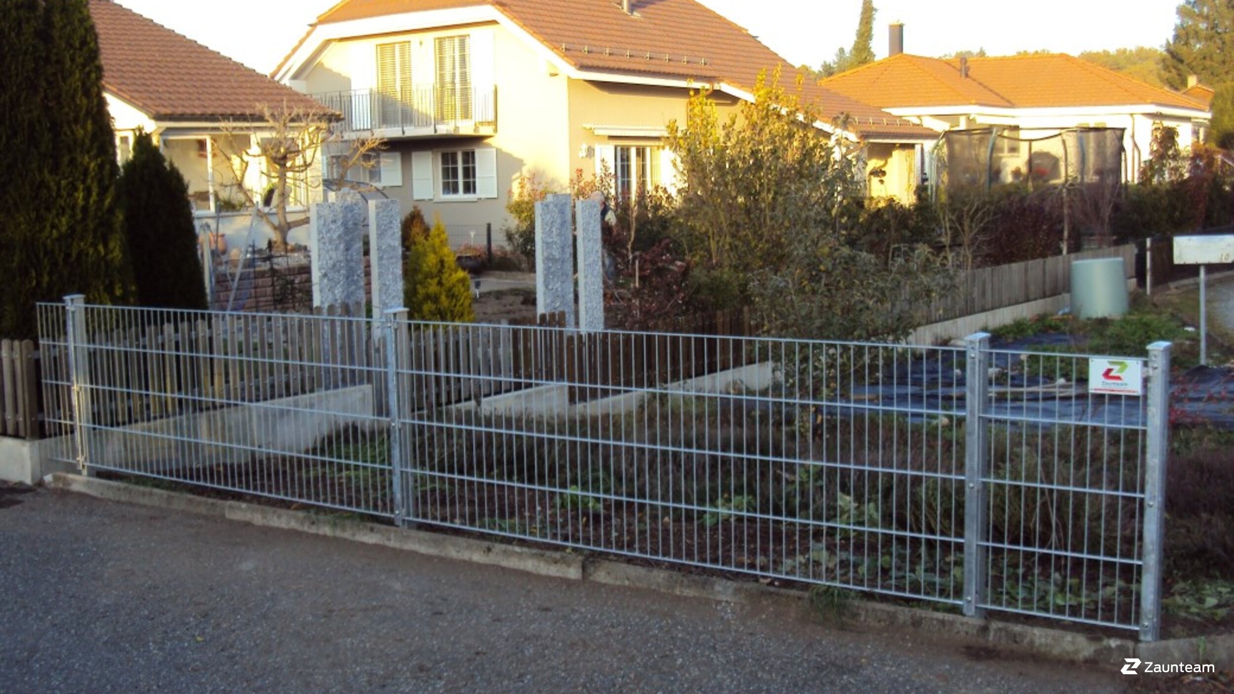 Doppelstabmattenzaun aus dem 2017 in 3324 Hindelbank Schweiz von Zaunteam Mittelland GmbH.