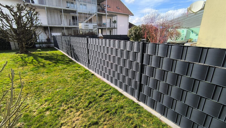 Protection brise-vue en tressage de 2025 à 4912 Aarwangen Suisse de Zaunteam Mittelland GmbH.