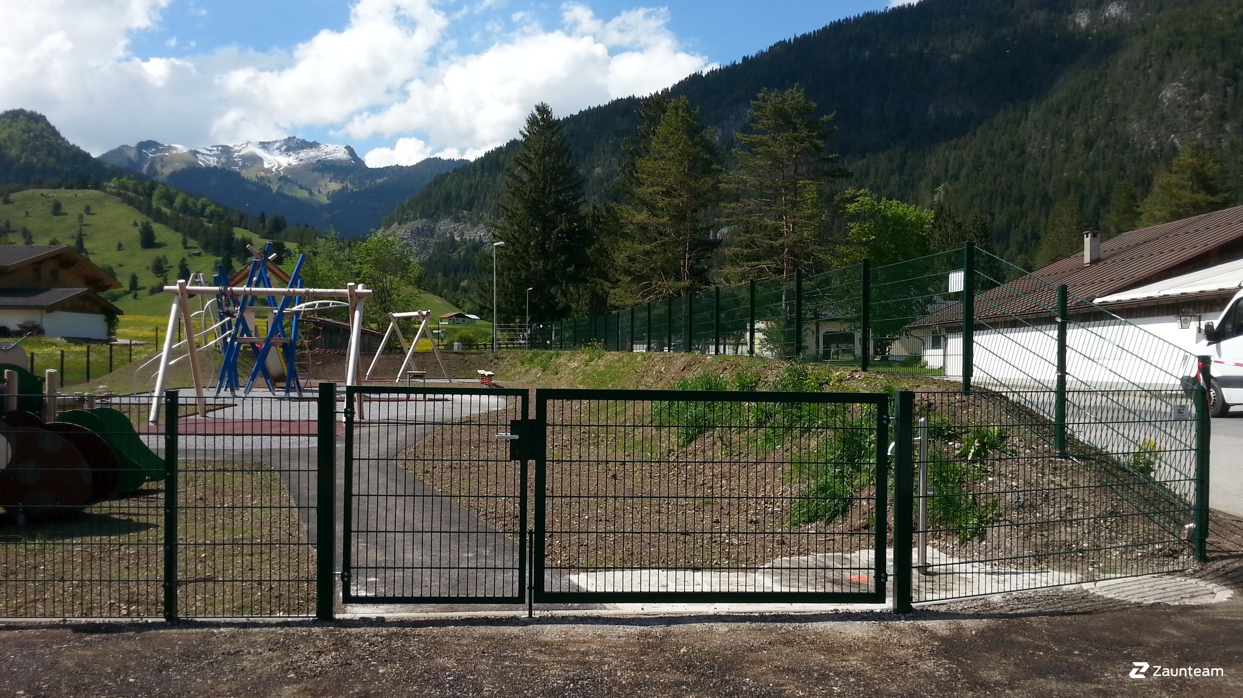 Clôture en panneau double fil de 2016 à 6671 Weissenbach Autriche de Zaunteam Allgäu.