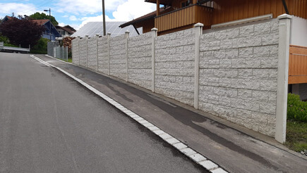 Clôture en béton de 2022 à 87466 Oy-Mittelberg Allemagne de Zaunteam Allgäu.