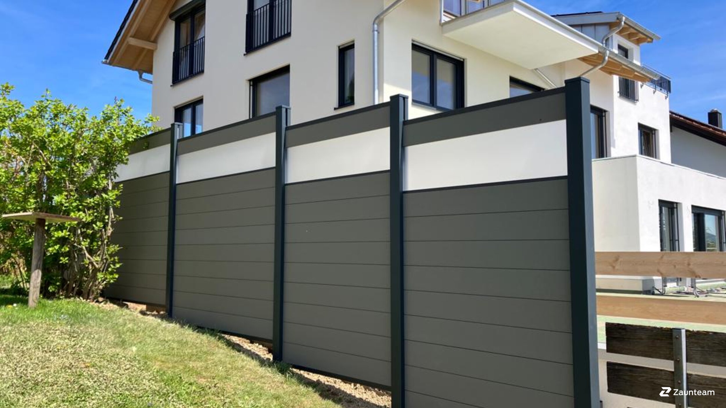 Pare-vue en WPC de 2023 à 87448 Waltenhofen Allemagne de Zaunteam Allgäu.