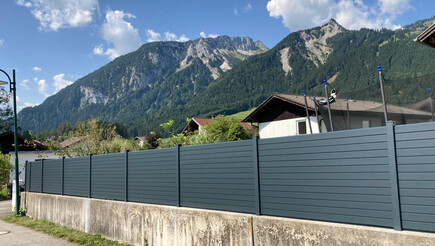 Aluminium Sichtschutz aus dem 2023 in 6604 Höfen Österreich von Zaunteam Allgäu.