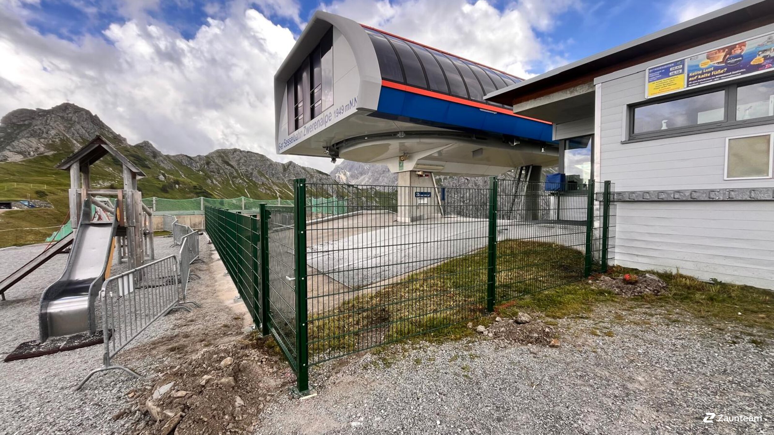 Doppelstabmattenzaun aus dem 2024 in 6991 Riezlern Österreich von Zaunteam Allgäu.