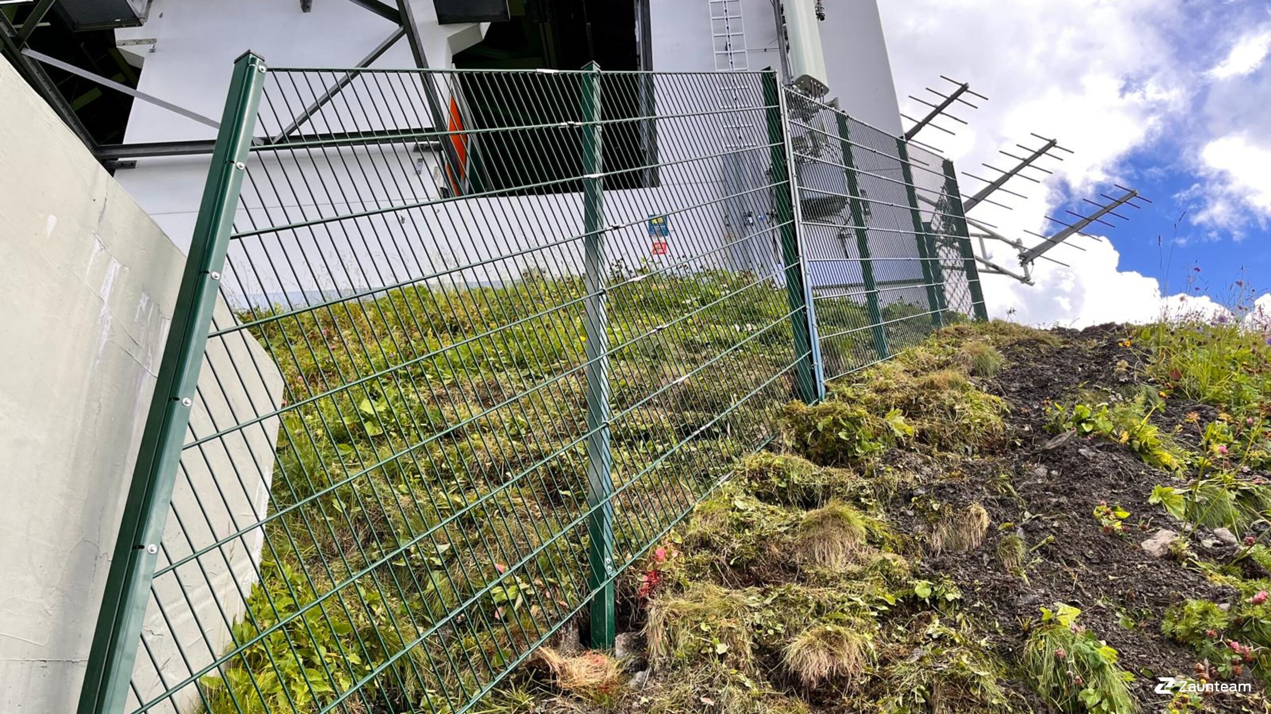Doppelstabmattenzaun aus dem 2024 in 6991 Riezlern Österreich von Zaunteam Allgäu.