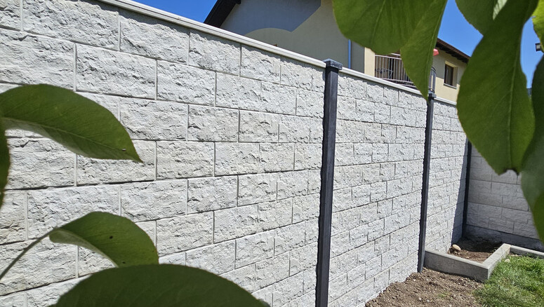 Betonzaun aus dem 2025 in 6600 Reutte Österreich von Zaunteam Allgäu.