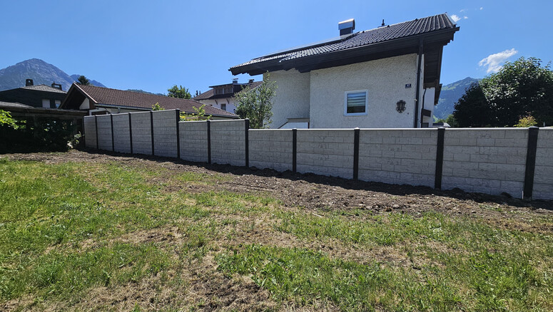 Betonzaun aus dem 2025 in 6600 Reutte Österreich von Zaunteam Allgäu.