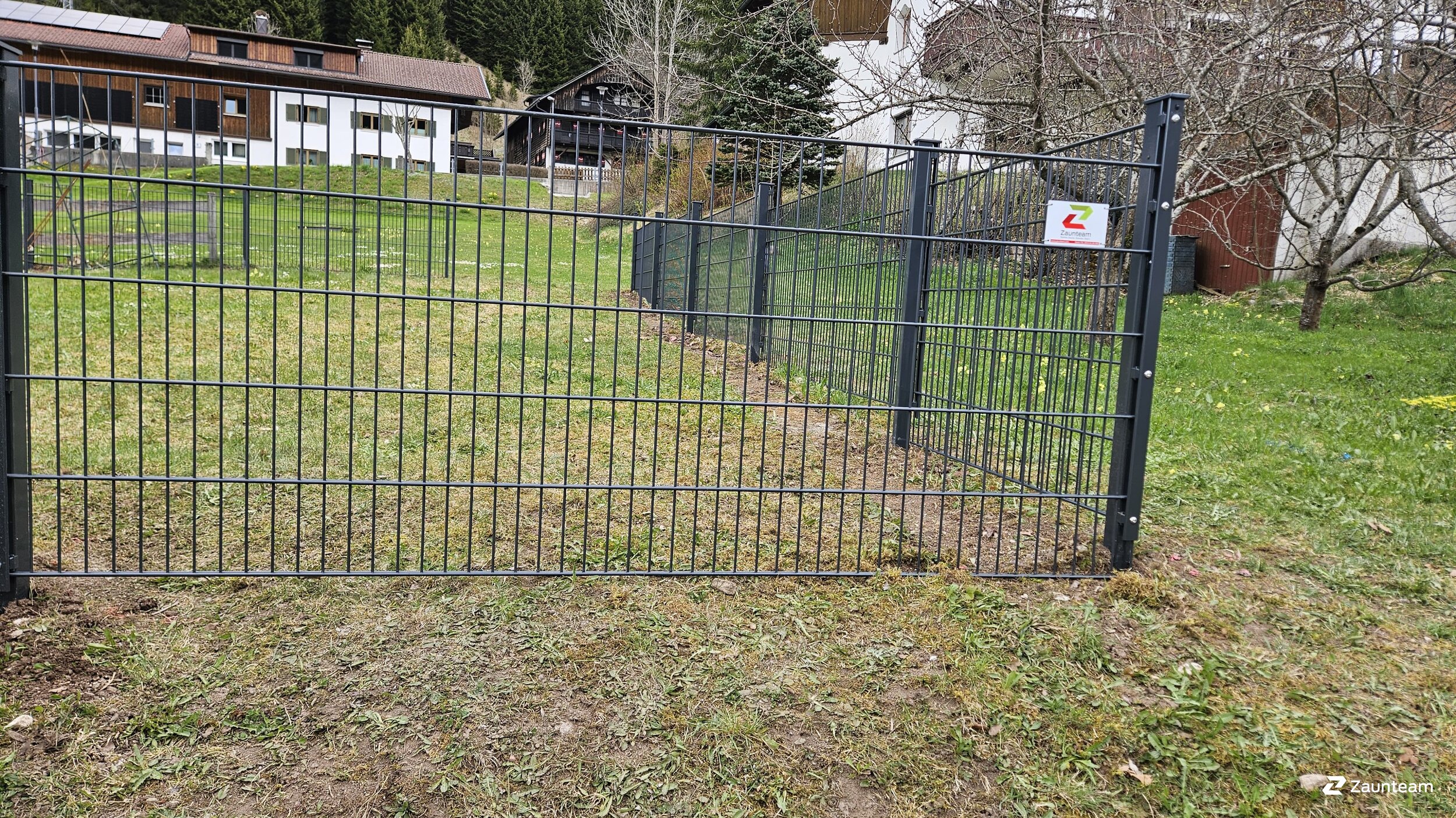 Doppelstabmattenzaun aus dem 2025 in 6672 Nesselwängle Österreich von Zaunteam Allgäu.