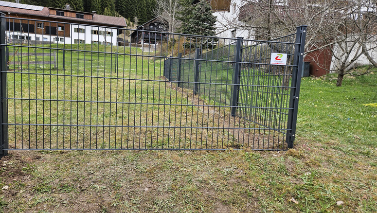 Doppelstabmattenzaun aus dem 2025 in 6672 Nesselwängle Österreich von Zaunteam Allgäu.