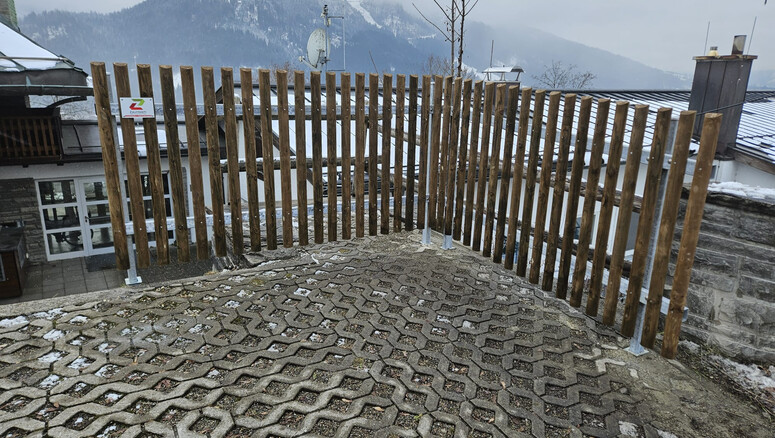 Palisadenzaun aus dem 2024 in 87541 Bad Hindelang Deutschland von Zaunteam Allgäu.