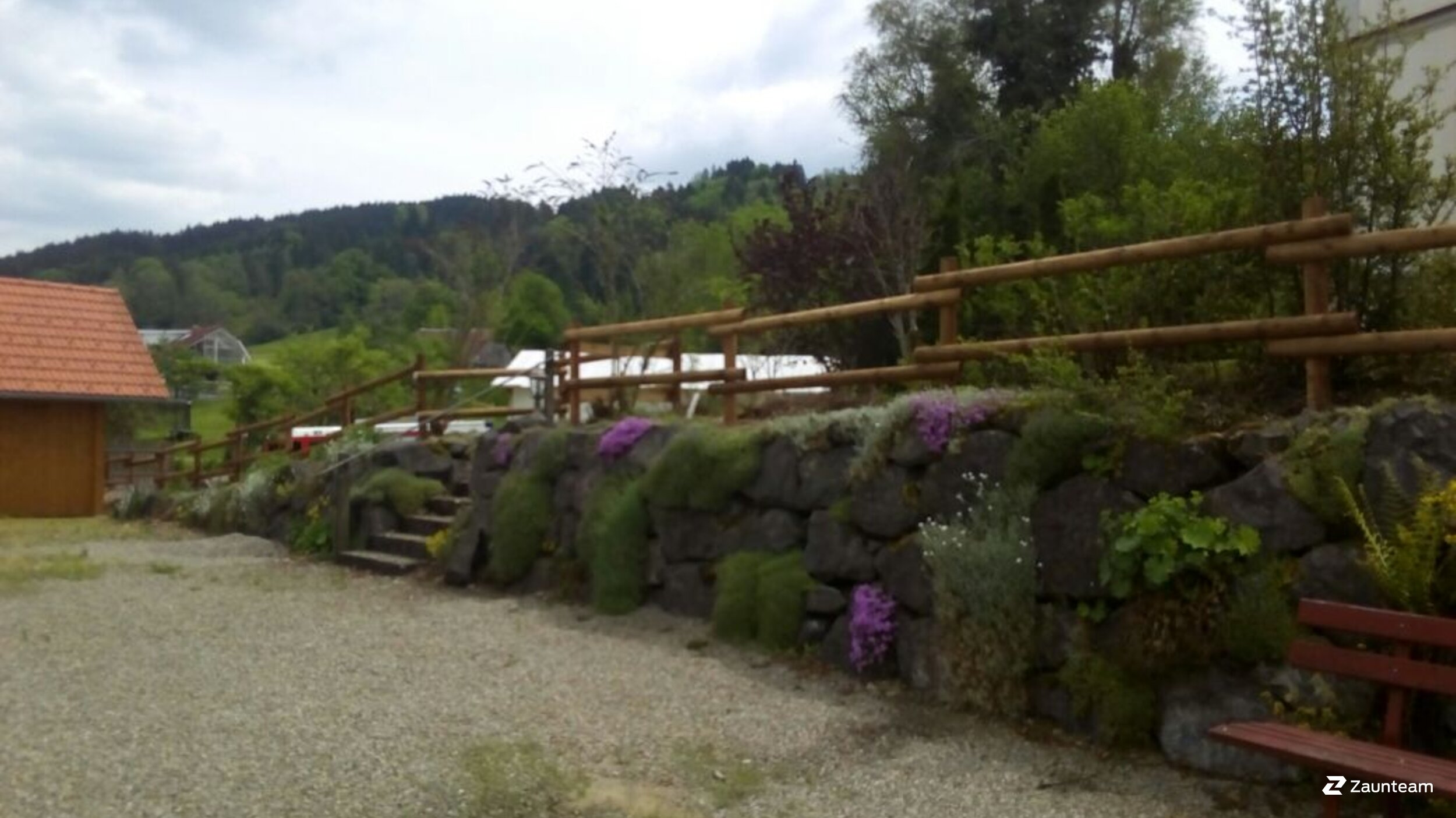 Clôture en lattes demi-rondes de 2017 à 88167 Grünenbach Allemagne de Zaunteam Allgäu.