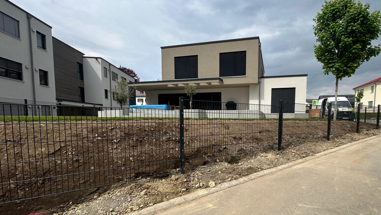 Doppelstabmattenzaun aus dem 2025 in 88427 Bad Schussenried Deutschland von Zaunteam Oberschwaben.