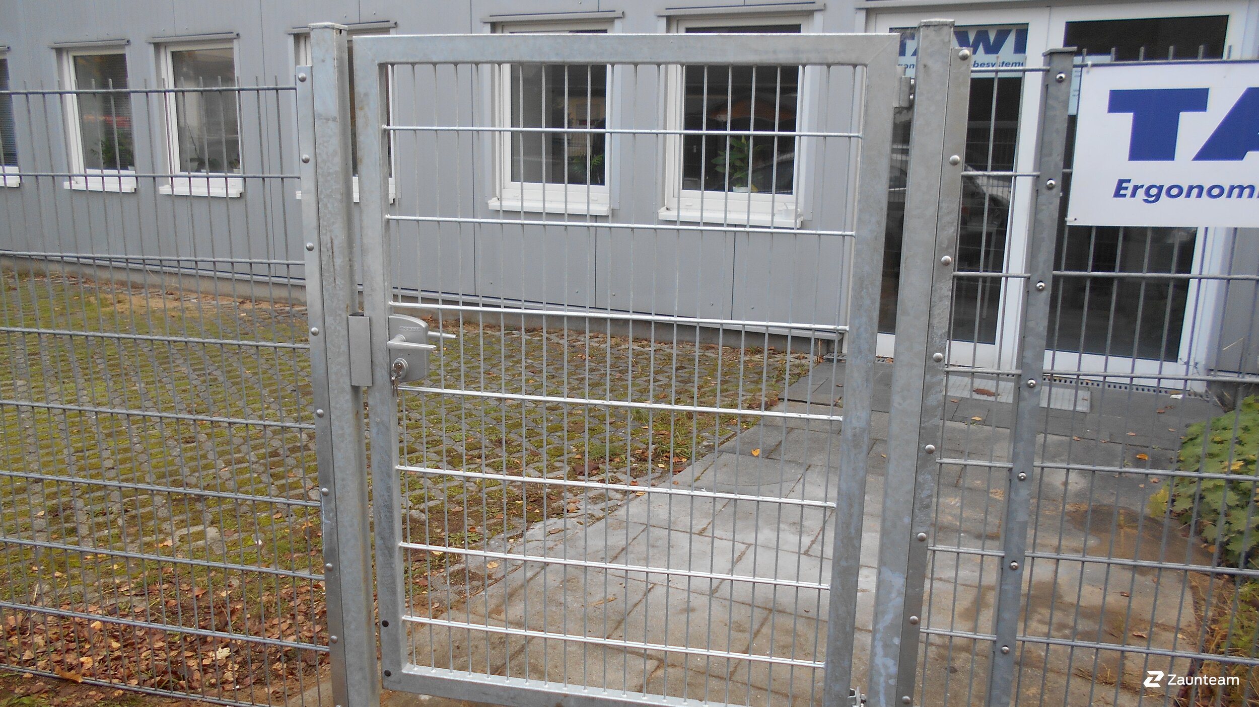 Clôture en panneau double fil de 2017 à 41464 Kaarst Allemagne de Franchise AG.