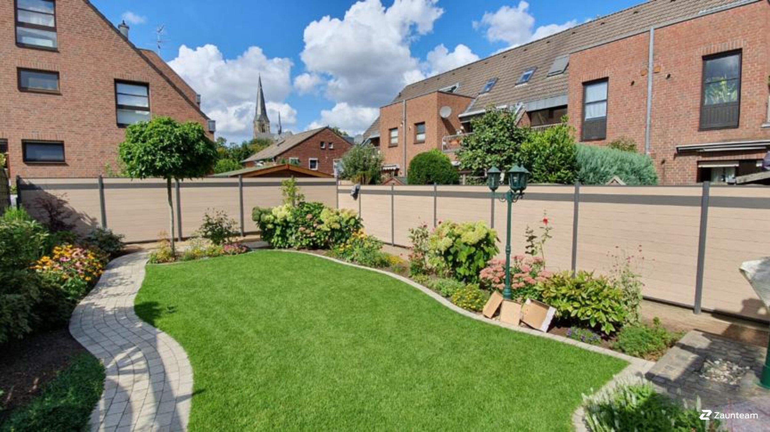 Pare-vue en WPC de 2019 à 41050 Mönchengladbach Allemagne de Franchise AG.