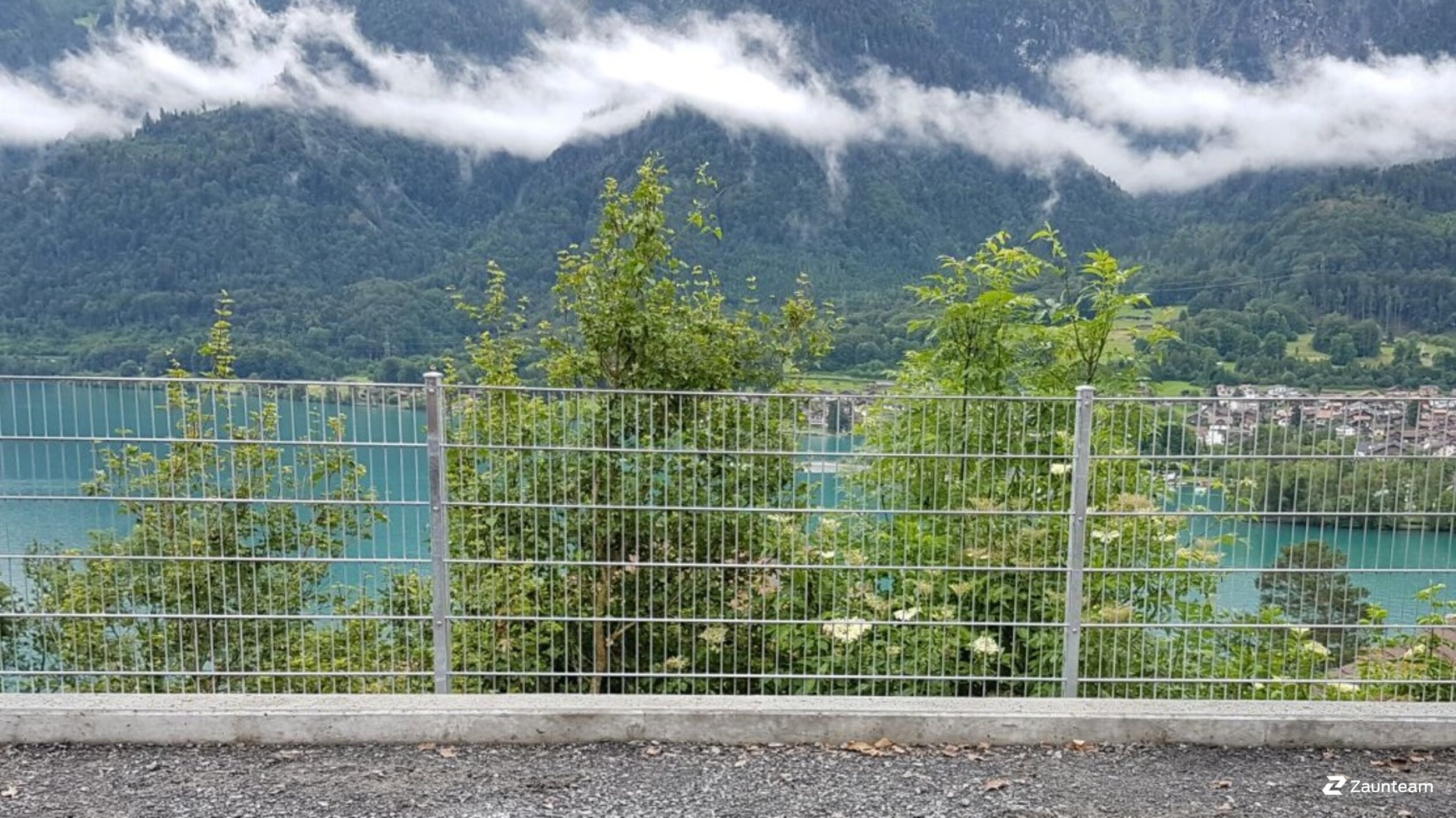 Doppelstabmattenzaun aus dem 2016 in 3852 Ringgenberg Schweiz von Zaunteam Berner Oberland.