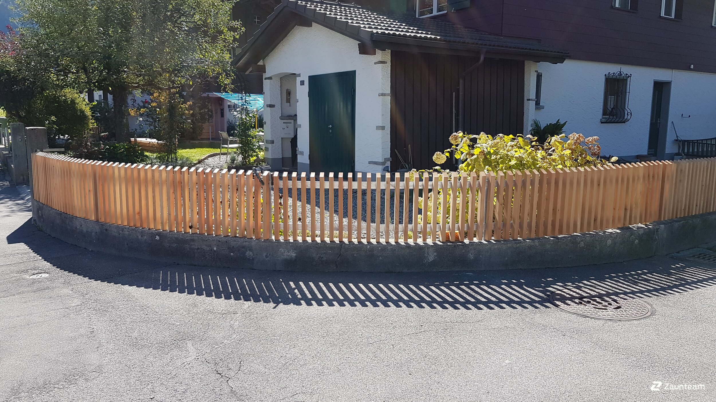 Protection brise-vue en bois de 2017 à 3806 Bönigen Suisse de Zaunteam Berner Oberland.