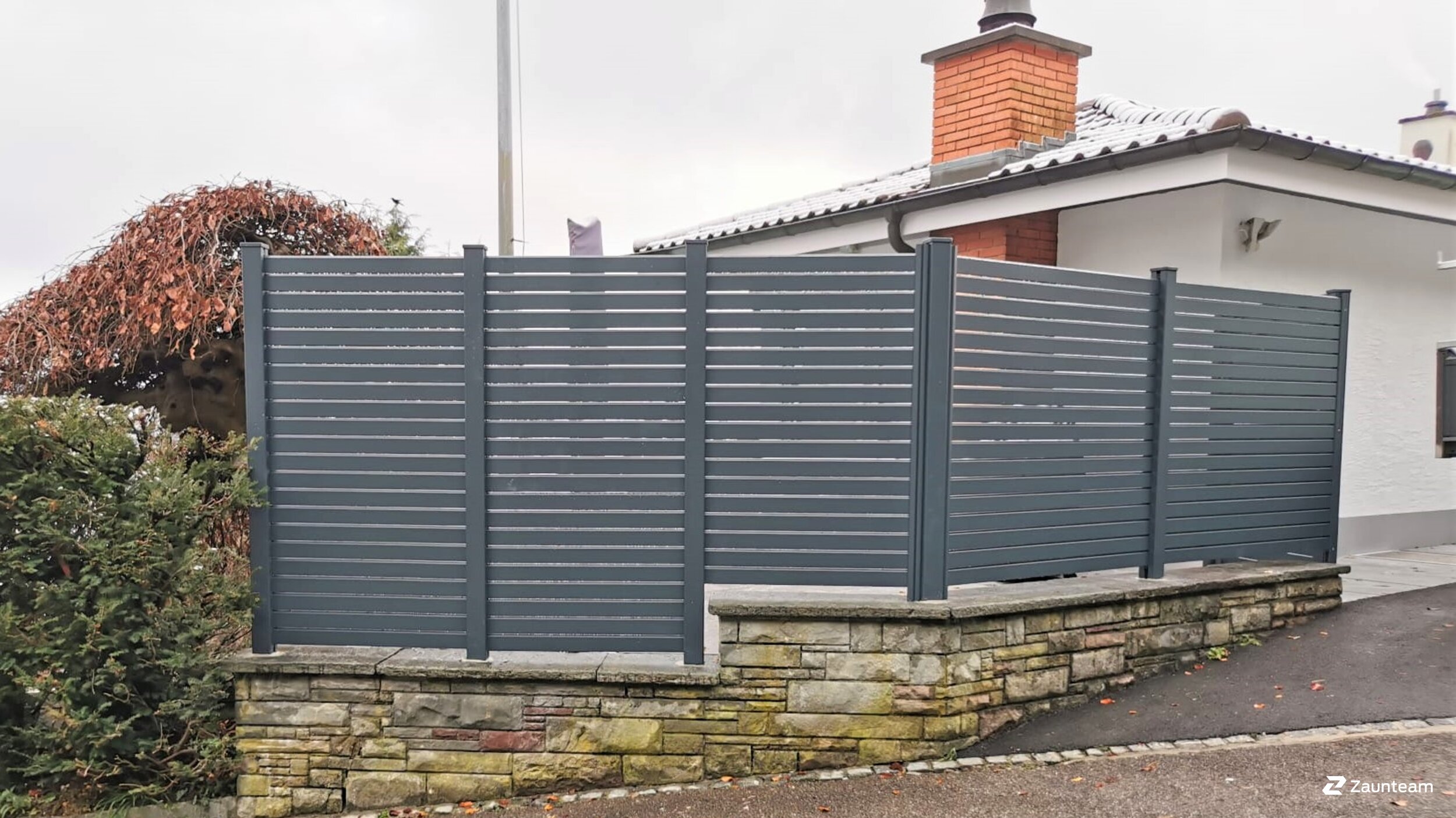 Aluminium Sichtschutz aus dem 2021 in 3653 Oberhofen am Thunersee Schweiz von Zaunteam Berner Oberland.