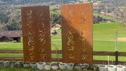 Design Sichtschutz aus dem 2022 in 3764 Weissenburg Schweiz von Zaunteam Berner Oberland.