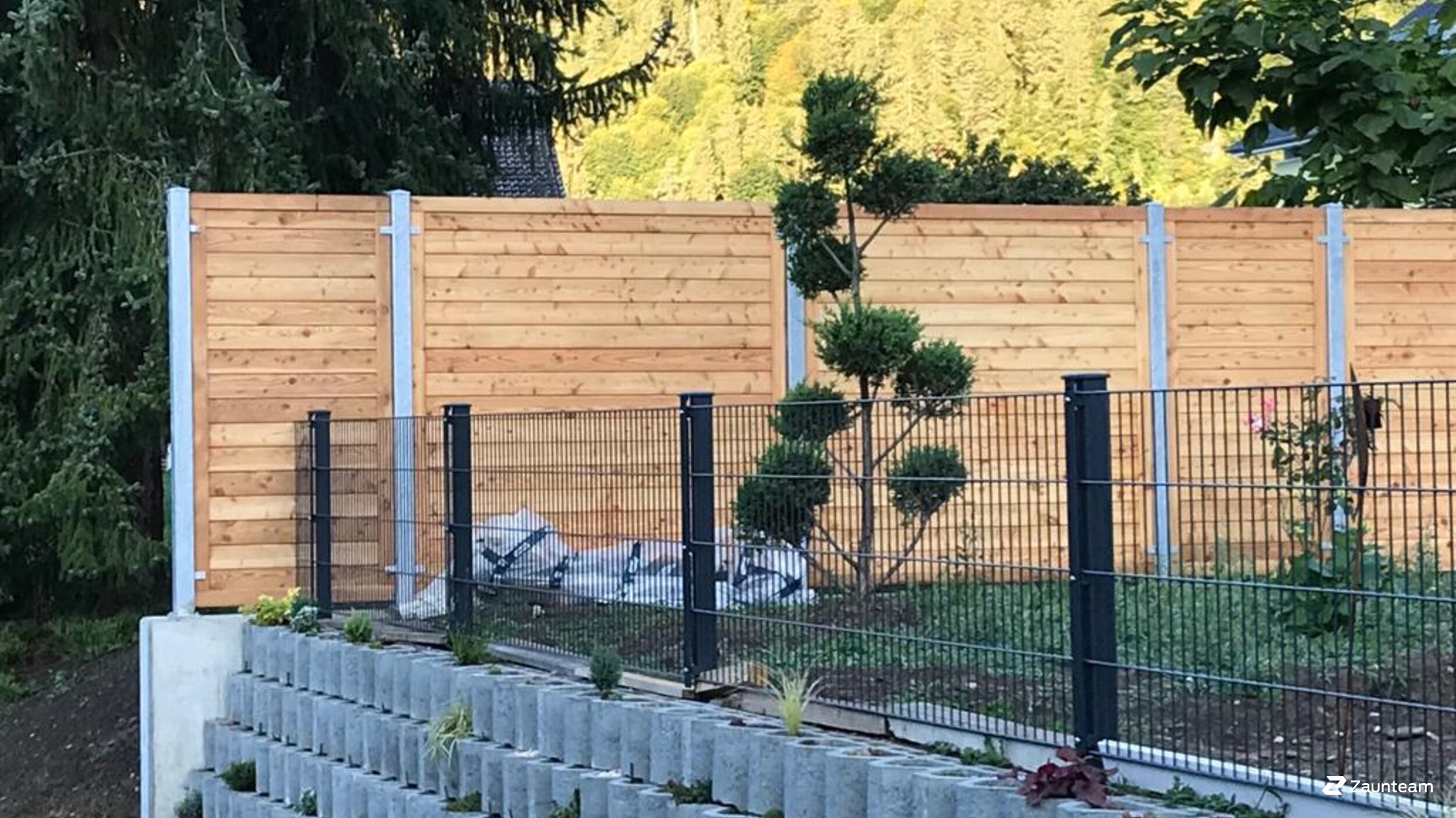 Protection brise-vue en bois de 2019 à 3800 Unterseen Suisse de Zaunteam Berner Oberland.