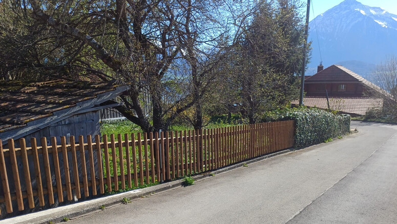 Palisadenzaun aus dem 2026 in 3655 Sigriswil Schweiz von Zaunteam Berner Oberland.