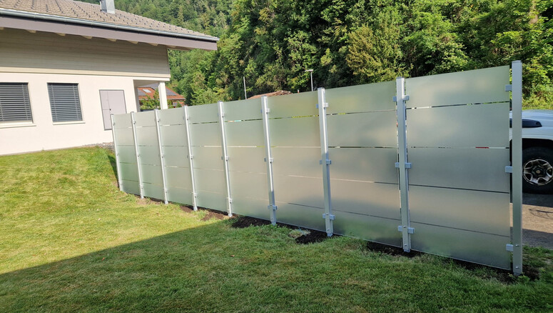 Glas Sichtschutz aus dem 2026 in 3805 Goldswil Schweiz von Zaunteam Berner Oberland.
