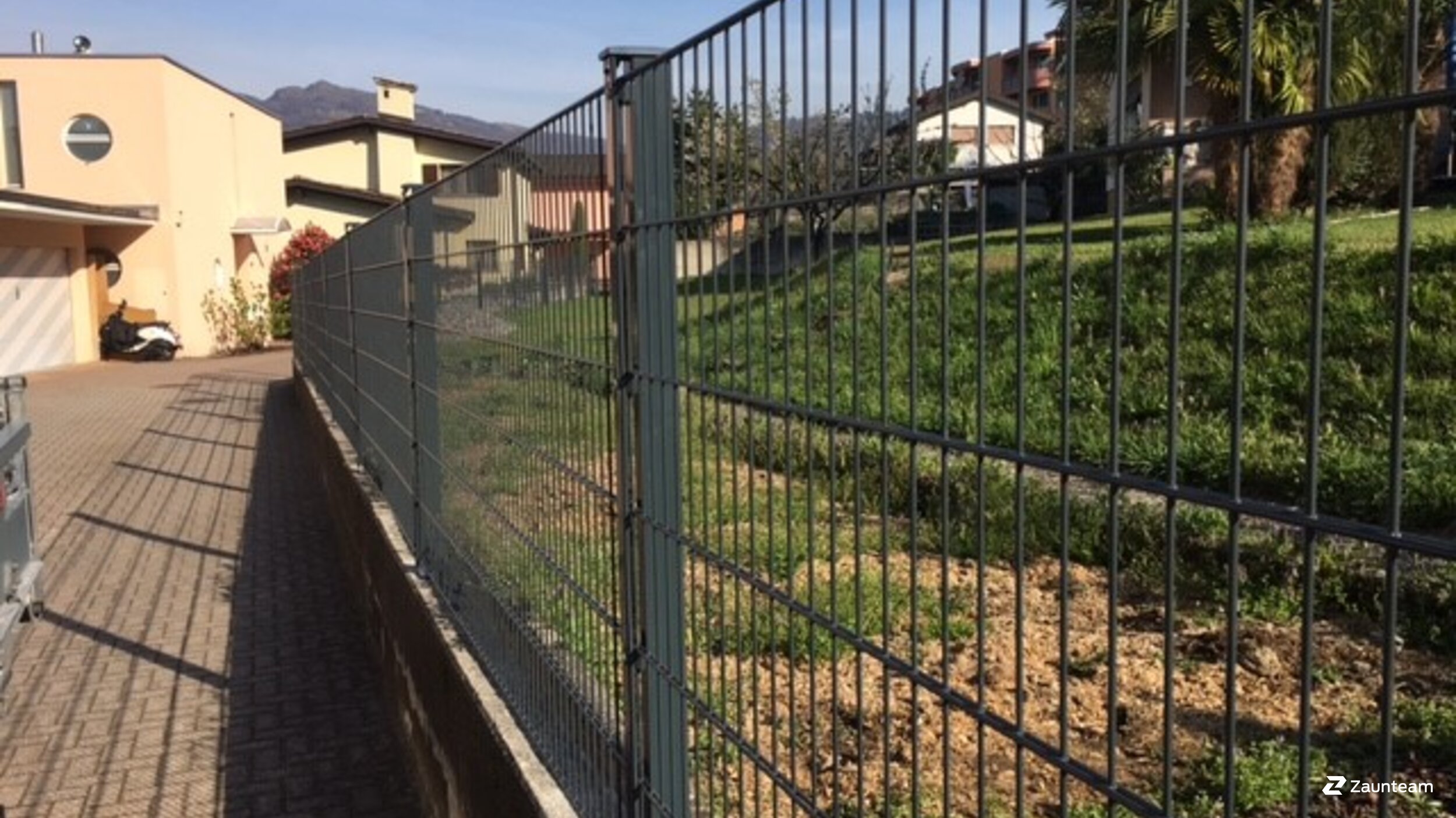 Doppelstabmattenzaun aus dem 2017 in 6965 Cadro Schweiz von Franchise AG.