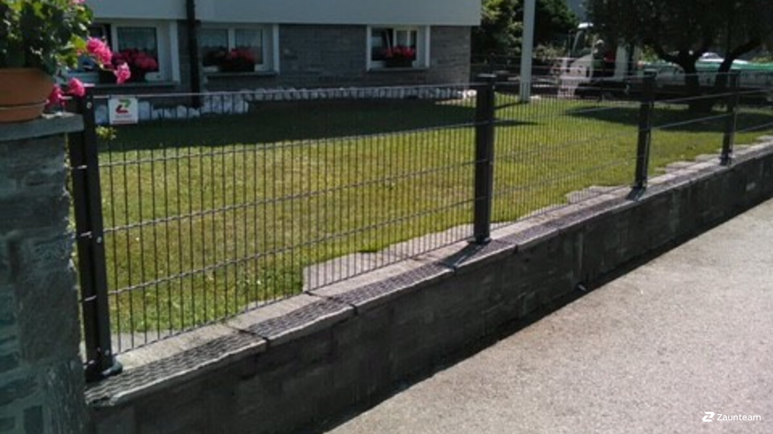 Clôture en panneau double fil de 2017 à 6592 St. Antonino  Tessin Suisse de Franchise AG.