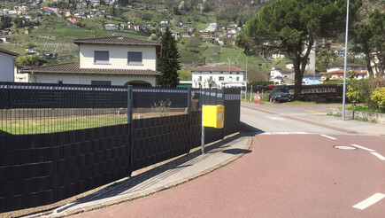 Protection brise-vue en tressage de 2019 à 6516 Cugnasco Suisse de Franchise AG.