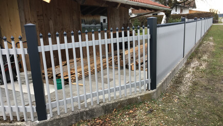 Clôture en aluminium de 2016 à 83115 Neubeuern Allemagne de Zaunteam Chiemgau.