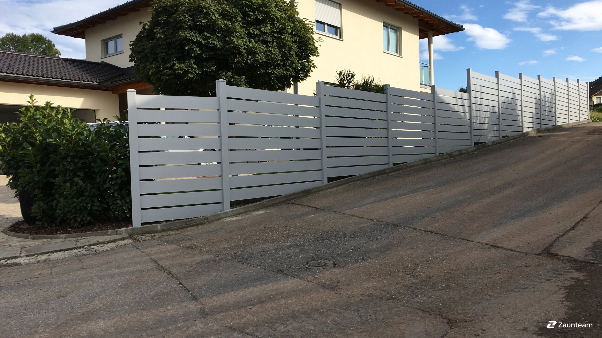 Aluminium Sichtschutz aus dem 2017 in 5302 Henndorf Österreich von Zaunteam Chiemgau.