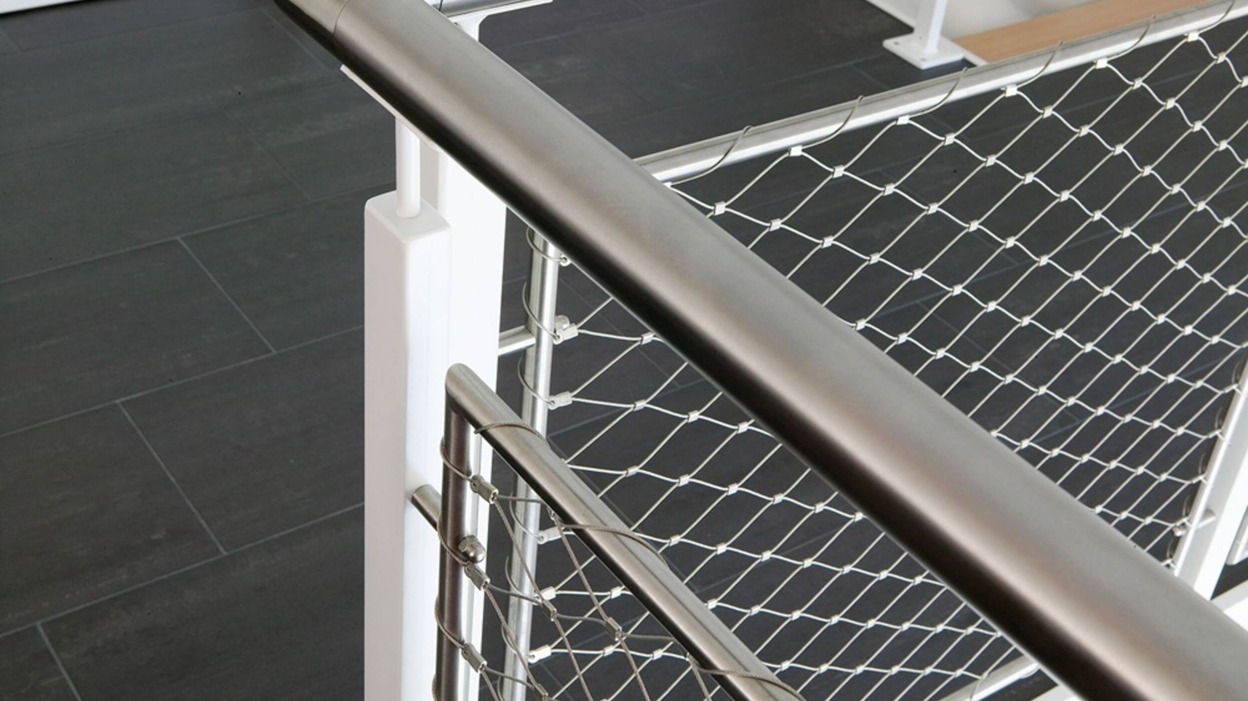 Edelstahlzäune stellen eine elegante Einfriedungs-Variante dar. Ein modernes Grundstück erhält durch einen Edelstahlzaun ein zusätzliches Highlight am Grundstücksrand.  | © Zaunteam