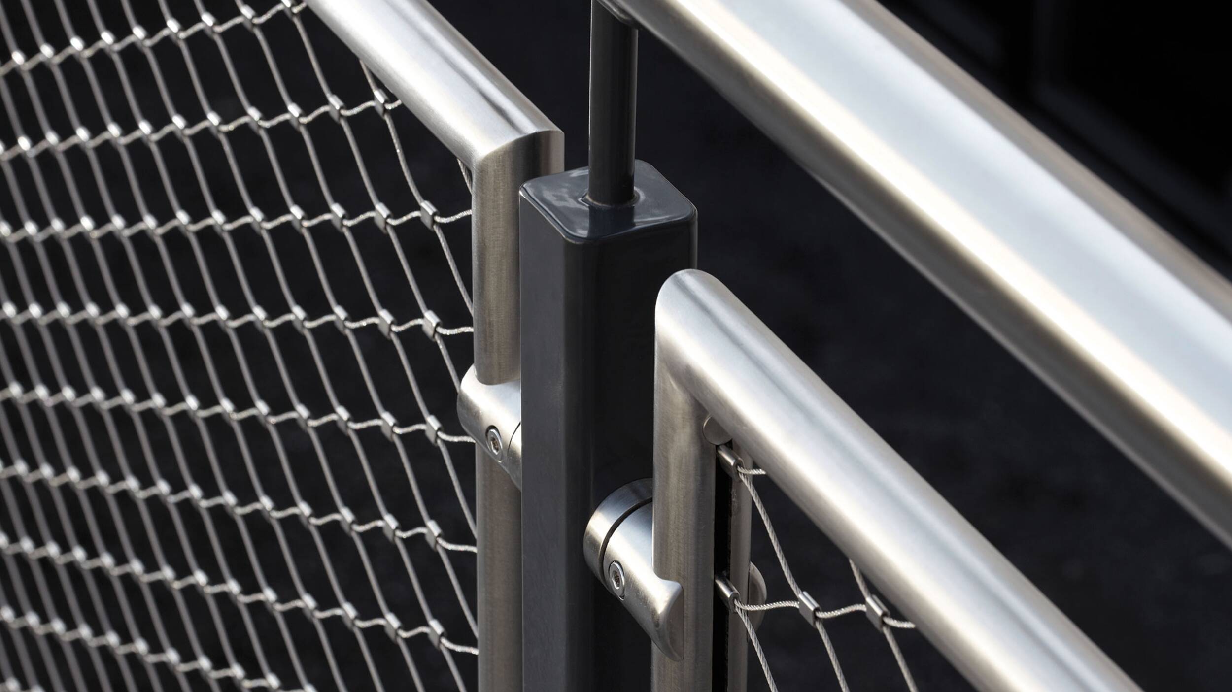 Dieser Zaun bietet ein äusserst modernes und edles Erscheinungsbild und ist bei Architekten und Bauherren gleichermassen beliebt. Das Flexnetz wird aus hochwertigem Edelstahl gefertigt und ist nach dem Ziehharmonika-Prinzip aufgebaut, so verfügt das edle Produkt über keine gekreuzten Seile. | © Zaunteam