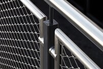 Dieser Zaun bietet ein äusserst modernes und edles Erscheinungsbild und ist bei Architekten und Bauherren gleichermassen beliebt. Das Flexnetz wird aus hochwertigem Edelstahl gefertigt und ist nach dem Ziehharmonika-Prinzip aufgebaut, so verfügt das edle Produkt über keine gekreuzten Seile. | © Zaunteam