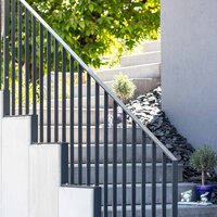 An jeder Art von Treppen und Stufen, die im Garten, entlang der Hausmauer oder vor dem Eingangsbereich verlaufen, stellt ein Edelstahl Staketengeländer eine stilvolle Absicherung dar. Solche Elemente schützen Sie vor Unfällen. | © Zaunteam