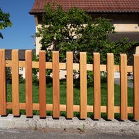 Der klassische Staketenzaun gibt Ihrem Zuhause ein traditionelles und gepflegtes Aussehen. Dieses Zaunsystem bietet eine Vielzahl an gestalterischen Möglichkeiten | © Zaunteam