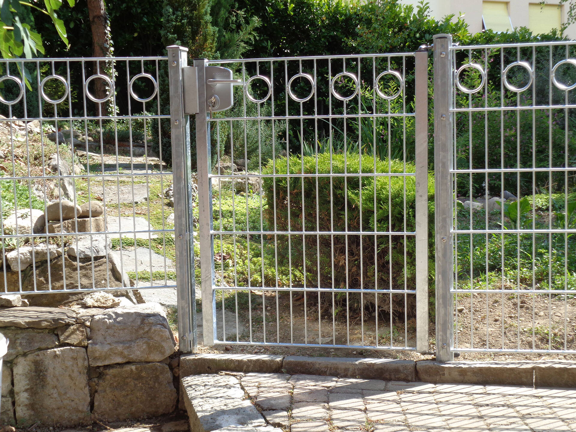 Der Deko-Doppelstabmattenzaun Dresden ist ein besonders robustes und universelles System, das auf dem bewährten Doppelstabmattensystem basiert. 