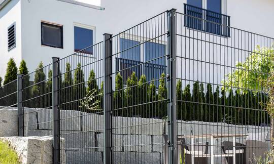 Unser Bild zeigt einen Doppelstabmattenzaun in schwerer Ausführung, der eine robuste und langlebige Lösung für Ihren Zaunbedarf bietet. Der Zaun ist aus hochwertigem und schwerem Material gefertigt, was ihn besonders widerstandsfähig und sicher macht. Der schlichte und moderne Stil macht diesen Zaun zu einer perfekten Wahl für jeden Garten, der nach einer zuverlässigen und robusten Zaunlösung sucht, die gleichzeitig Ästhetik und Funktionalität vereint. | © Zaunteam