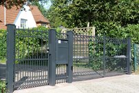Der Klassikzaun wird auf die bestehende Bausubstanz abgestimmt, so dass die beste optische Wirkung entsteht. Somit ist jede Klassikzaun- oder Toranlage ein Unikat. Der Gestaltung Ihres Klassikzauns sind keine Grenzen gesetzt. | © Zaunteam