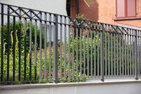 Unser Bild zeigt einen Klassikzaun für den Garten, der eine zeitlose und elegante Lösung für Ihren Zaunbedarf bietet. Der Zaun ist in einem traditionellen und zugleich schlichten Design gehalten, das jedem Garten eine klassische Note verleiht. Der Zaun besteht aus hochwertigem Material und bietet nicht nur eine robuste Sicherheitslösung, sondern auch eine ästhetische Komponente, die jeden Garten aufwertet. | © Zaunteam