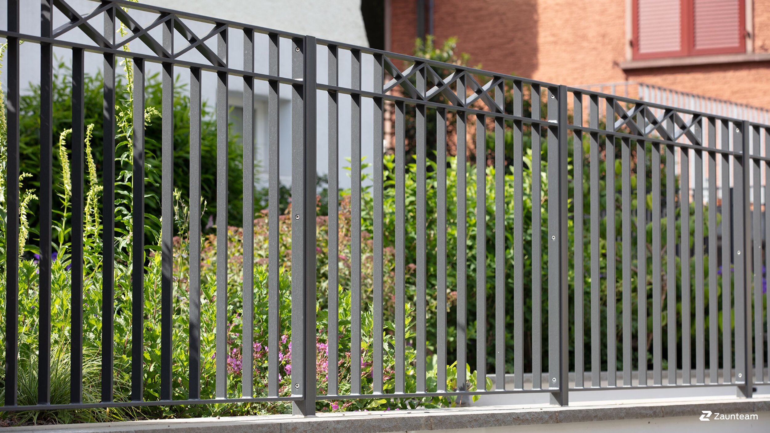 Unser Bild zeigt einen Klassikzaun für den Garten, der eine zeitlose und elegante Lösung für Ihren Zaunbedarf bietet. Der Zaun ist in einem traditionellen und zugleich schlichten Design gehalten, das jedem Garten eine klassische Note verleiht. Der Zaun besteht aus hochwertigem Material und bietet nicht nur eine robuste Sicherheitslösung, sondern auch eine ästhetische Komponente, die jeden Garten aufwertet. | © Zaunteam