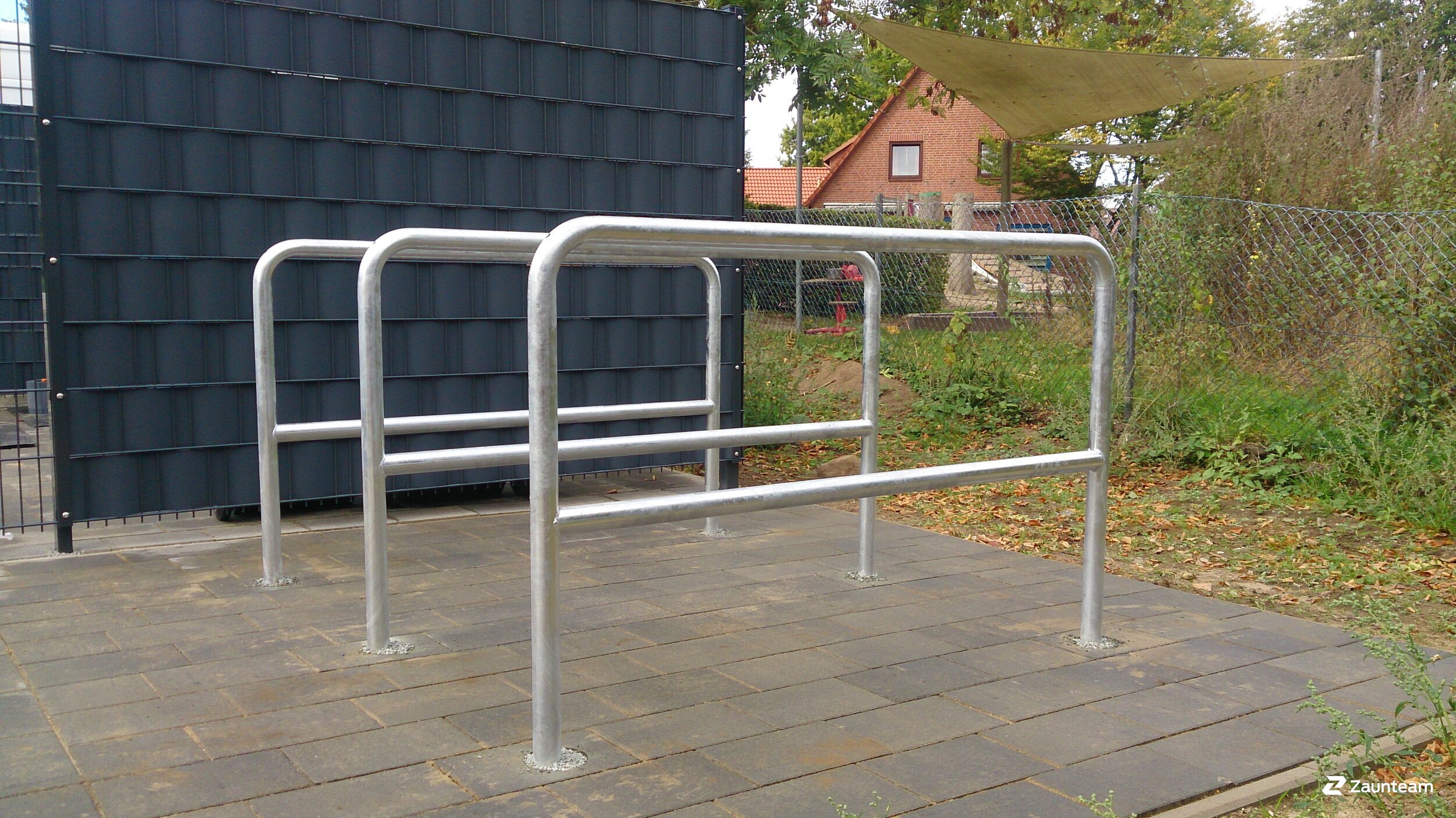 Metall-Absperrgitter im Einsatz bei Veranstaltung, Fahrrad-Zufahrt oder mehr | © Zaunteam