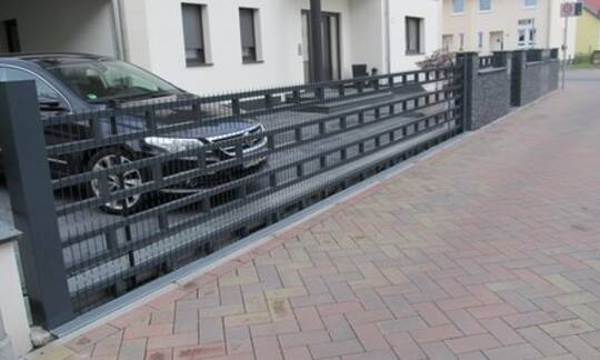 Das versenkbare Lamellentor bietet Vorteile die andere Torsysteme nicht bieten können.  | © Zaunteam
