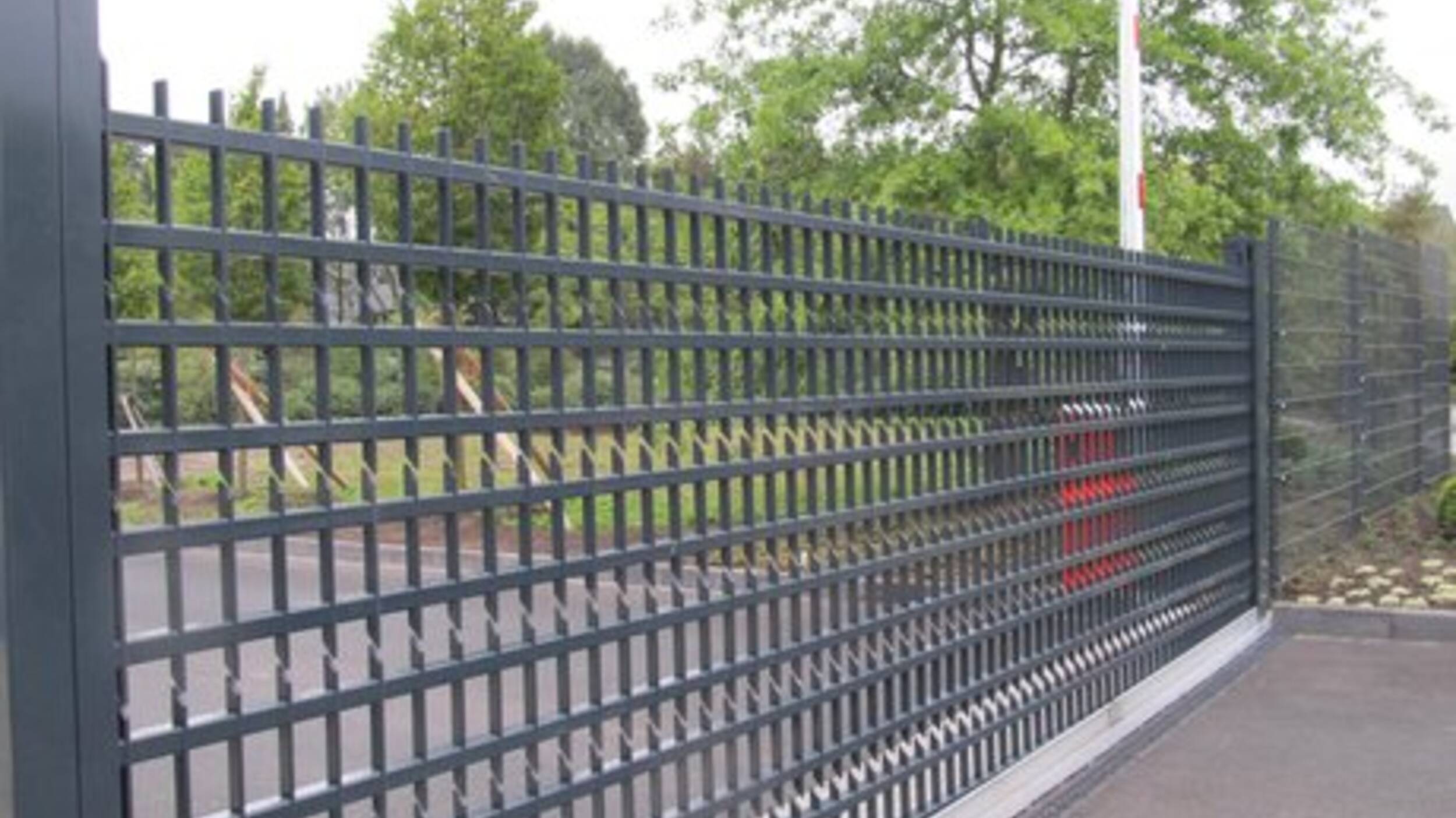Versenkbares Gitter schwarz | © Versenkbares Gitter schwarz