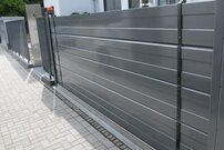 Versenkbares Sichtschutztor schwarz | © Versendbares Sichtschutztor schwarz