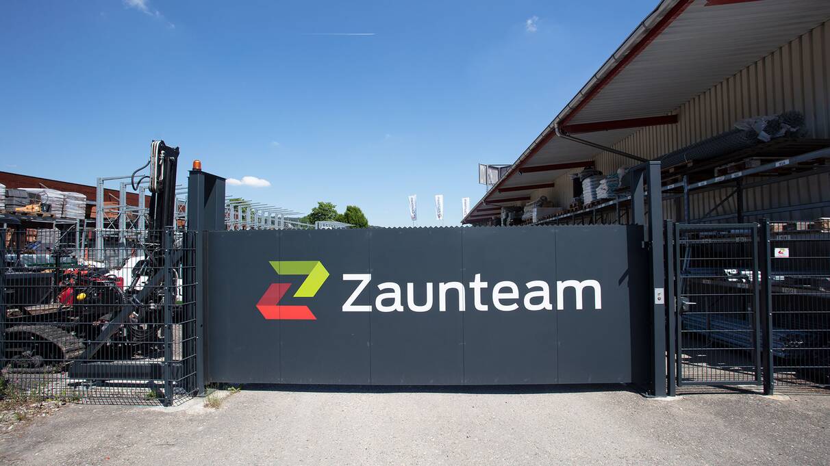 Freischwebende Industrie Schiebetoranlage, die hochwertig, stabil und verschweisst ist.  | © Zaunteam