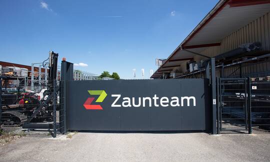 Freischwebende Industrie Schiebetoranlage, die hochwertig, stabil und verschweisst ist.  | © Zaunteam
