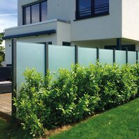 Der Glas-Sichtschutz ist das beste Beispiel dafür, dass ein Sichtschutz auch Blicke anziehen kann. Trotzdem lässt dieser Sie Ihre Privatsphäre hinter matten Scheiben geniessen. | © Zaunteam